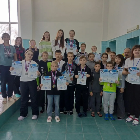 Воспитанники Детской-юношеской спортивной школы вчера приняли участие в соревнованиях по плаванию в г. Отрадный