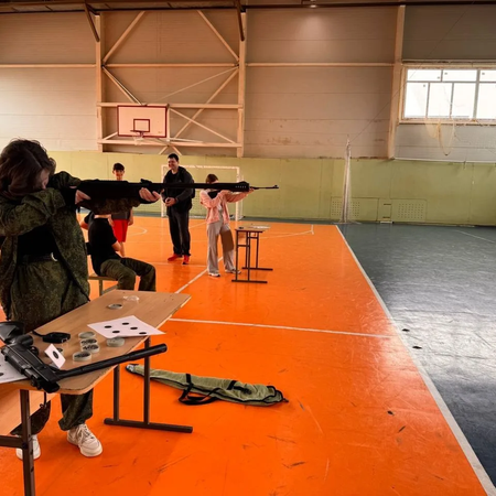 Нефтегорские школьники сегодня приняли участие в окружном этапе соревнований "Ворошиловский стрелок", которые прошли на базе ГБОУ СОШ №1.