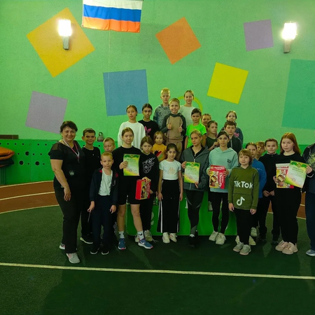 В спортивном зале Детско-юношеской спортивной школы сегодня прошли "Веселые старты" среди юных спортсменов, посвящённые празднику Весны и Труда