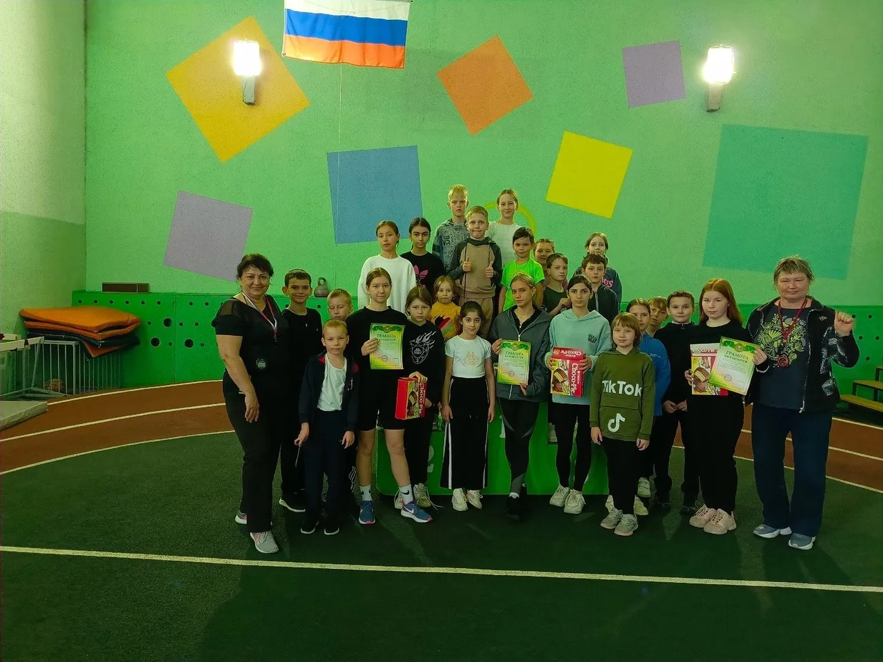 В спортивном зале Детско-юношеской спортивной школы сегодня прошли "Веселые старты" среди юных спортсменов, посвящённые празднику Весны и Труда