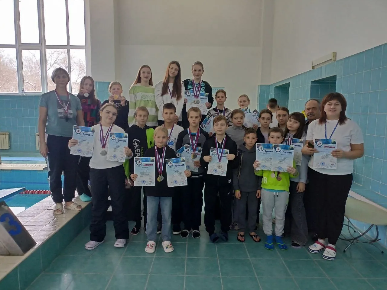 Воспитанники Детской-юношеской спортивной школы вчера приняли участие в соревнованиях по плаванию в г. Отрадный