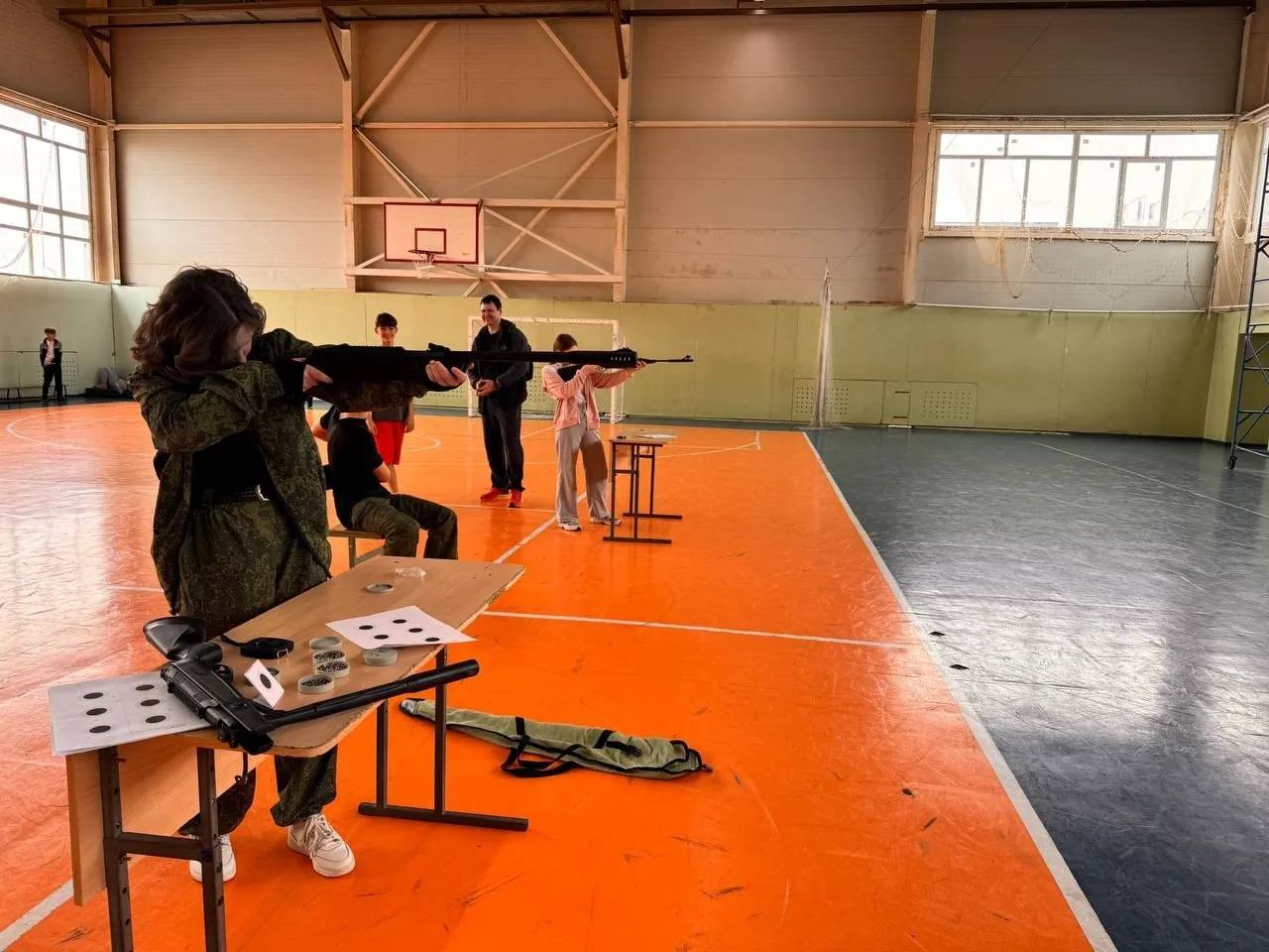 Нефтегорские школьники сегодня приняли участие в окружном этапе соревнований "Ворошиловский стрелок", которые прошли на базе ГБОУ СОШ №1.