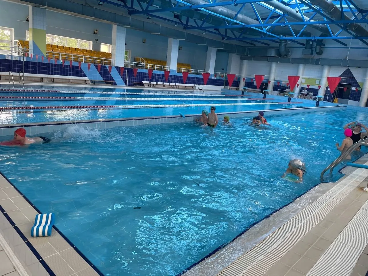 Сегодня в бассейне «Нептун» развернулось настоящие спортивные соревнования!