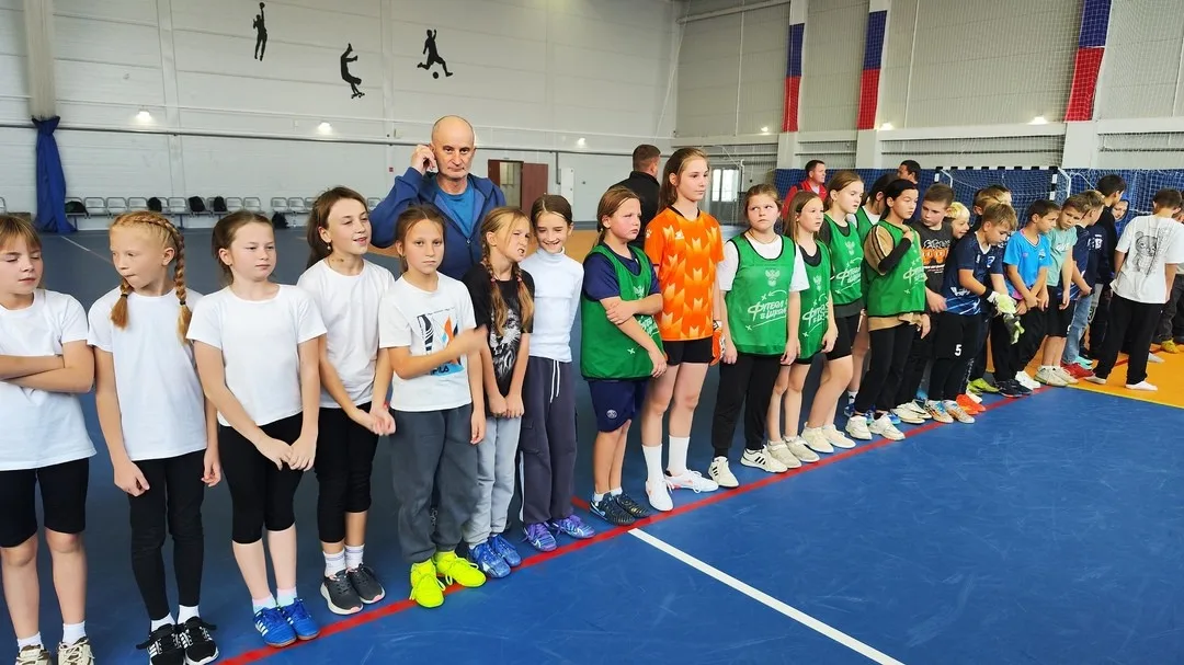 Моменты первого дня соревнований среди учащихся образовательных учреждений в рамках проекта "Мини-футбол в школу"