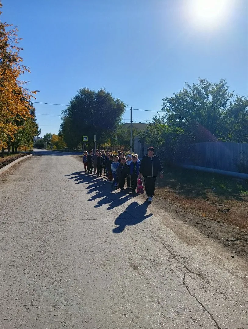 27 сентября тренер-преподаватель ДЮСШ г. Нефтегорск Дейс М.В. присоединилась к мини-походу 1 «К» класса, в котором проводит занятия по фехтованию на шпагах.