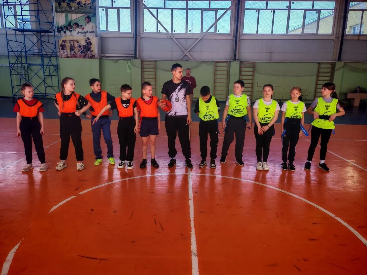 В спортивном зале ГБОУ СОШ №1 сегодня прошёл муниципальный этап соревнований среди команд образовательных учреждений Нефтегорского района по тэг-регби.
